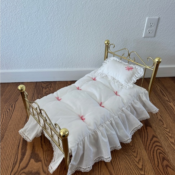 Vintage American girl doll bed - Picture 2 of 3